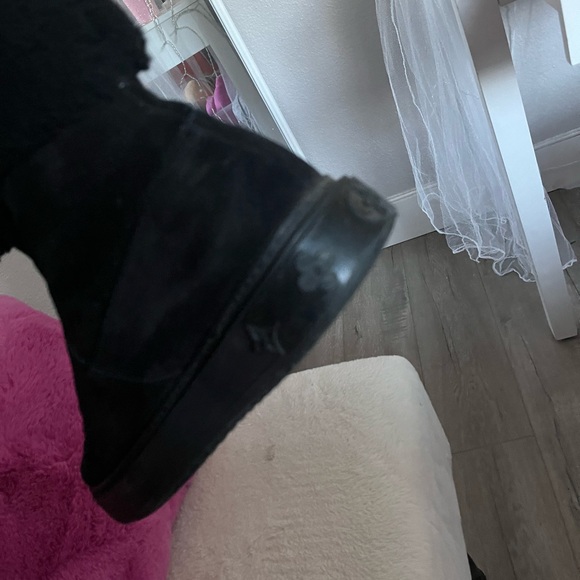 Louis Vuitton snowdrop boot . Size - 8 . Worn once - Picture 2 of 7